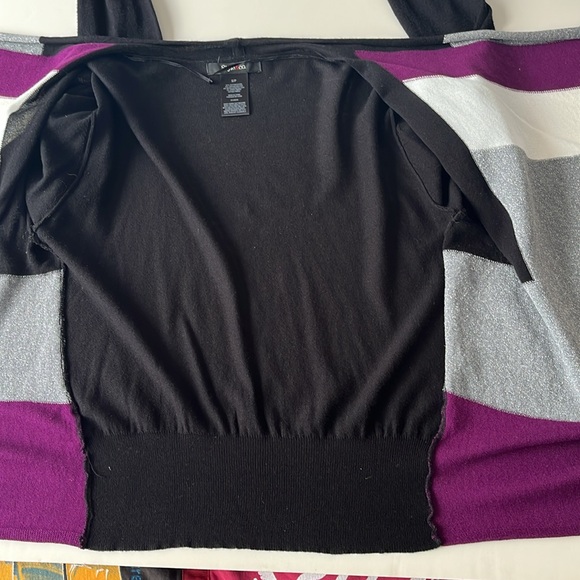 Sweater size small: black, silver, dark magenta and white - Picture 5 of 8